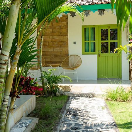 La Roja Bungalows Batununggul Exterior foto